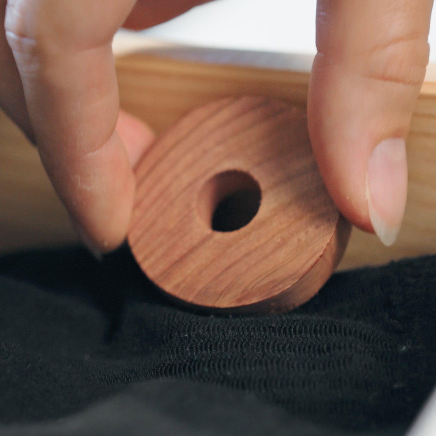 Zedernholz Ringe: Finger greift Zedernholz Ring